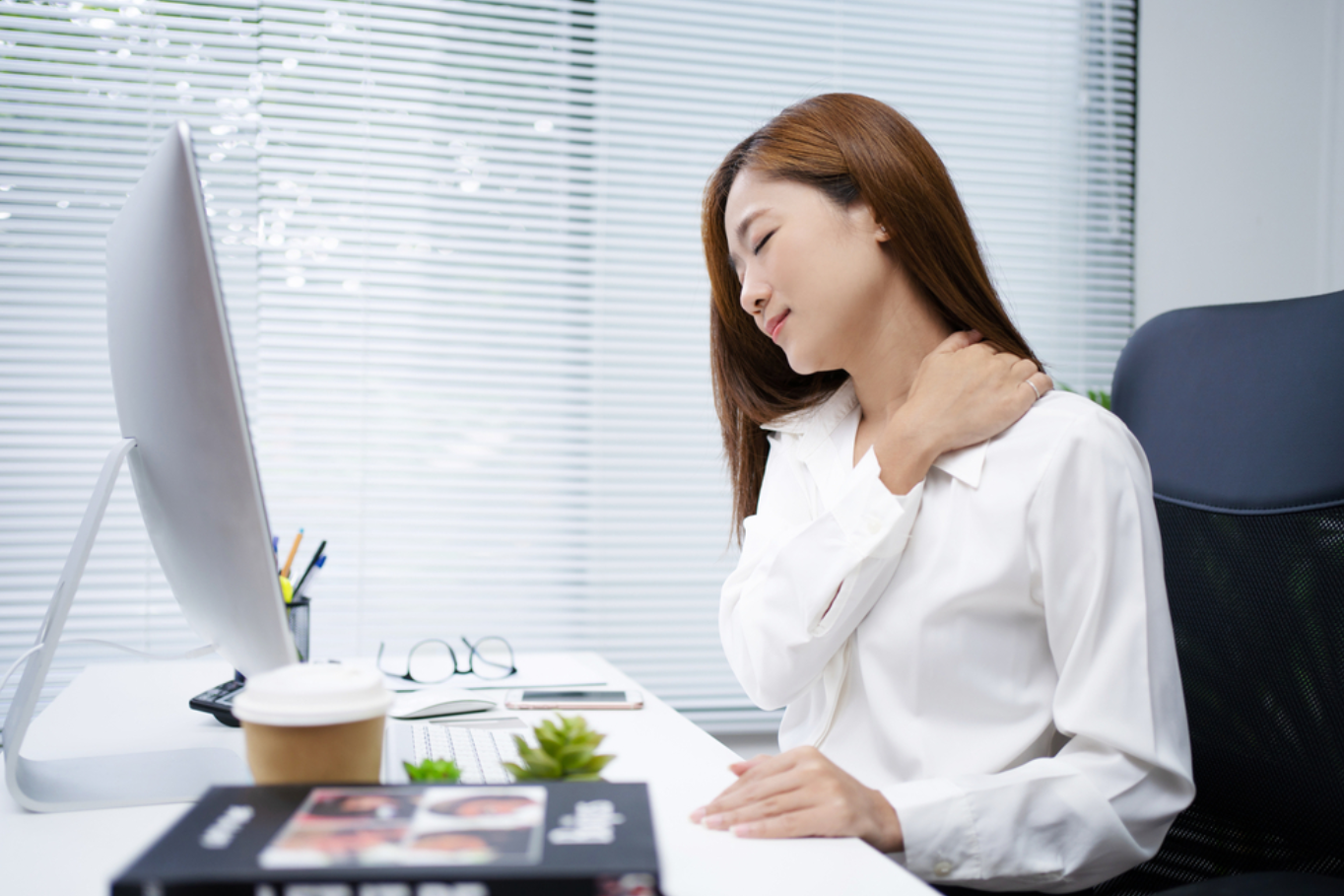 Ngồi sai tư thế rất dễ dẫn đến các bệnh về xương khớp